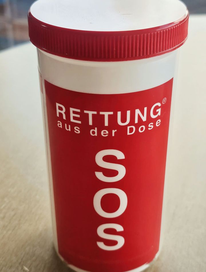 Notfalldose mit der Aufschrift SOS – Rettung aus der Dose