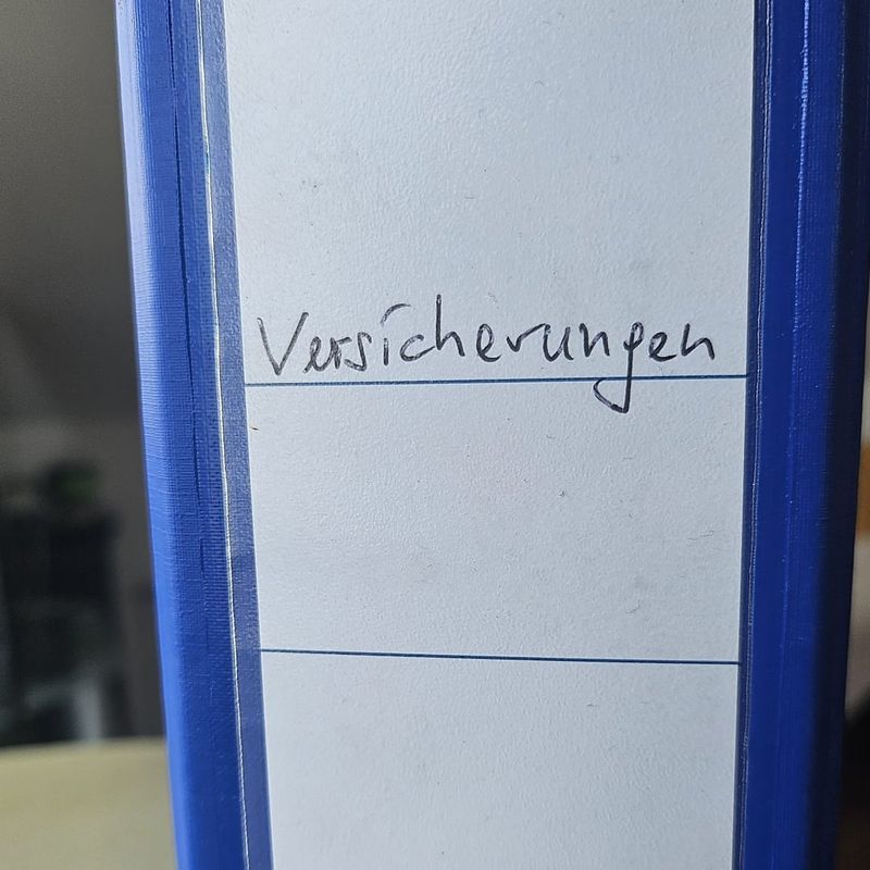 Aktenordner mit der Aufschrift Versicherungen