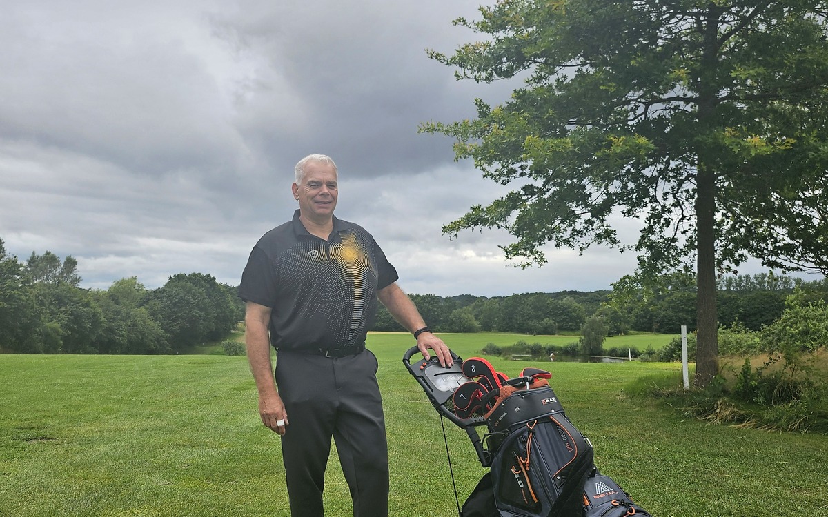 Holger Scharmann beim Golfspielen